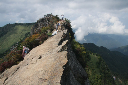 石鎚山から天狗岳と伸びるピークの最先端の岩。