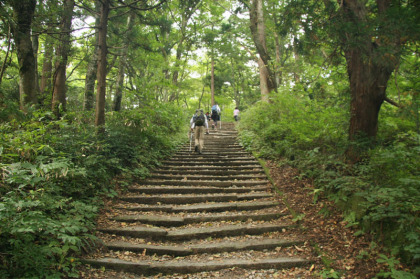 山岳信仰の山らしく石造りの階段です。