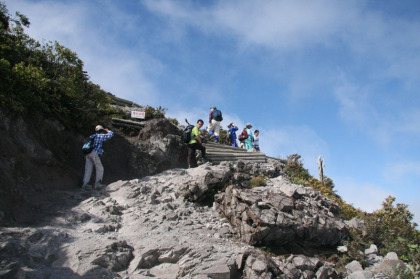 山頂の手前の最後の岩場。