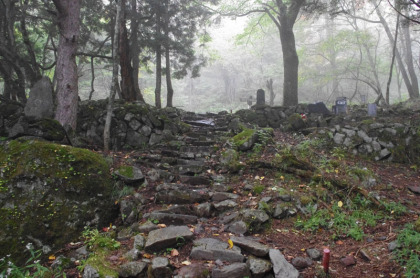 猿田彦神社の跡地。ここで庚申山荘へ至る道との分岐があります。庚申山荘経由の道の方が険しいですが安全です。