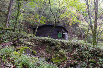 宇都宮大学ワンダーフォーゲル部の山小屋。鍵がかかっているので避難小屋にはなりませんが、軒先に人が二人しゃがめるスペースがあるので、天候の激変時にはビバークすることも可能かもしれません。