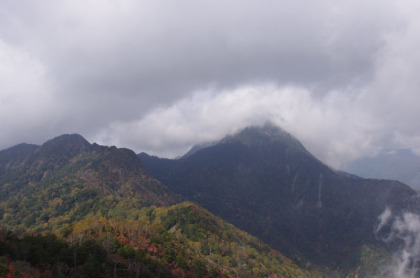 庚申山からみた皇海山は雲がかかっていました。