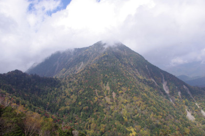 日が差してきて皇海山も見えてきました。