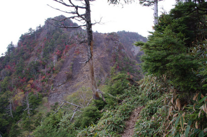 険しい岩山へは鎖場で上り下りします。