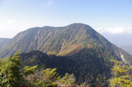 皇海山に当たる日の角度が変わり、霞がかった不思議な色合いに見えました。