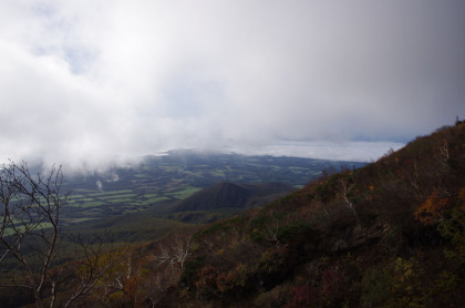 低い雲がたれ込めていましたが、盛岡の盆地をかいま見ることが出来ました。