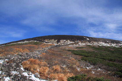 不動平から岩手山の頂へと登ります。