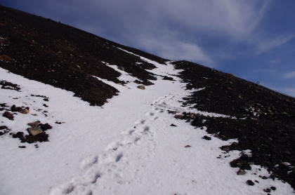 積雪の登山道。