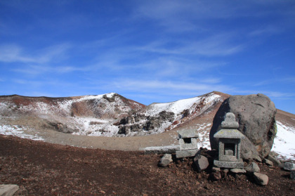 登山道を登り切り、外輪山へとたどり着きました。