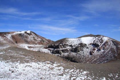左手が岩手山の最高峰の薬師岳、右手が噴火丘の妙高岳。