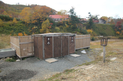 これが目印の混浴の露天風呂。脇を登山道が通っています。