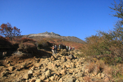 開けたところ。ここの一帯だけ歩く道幅が広いので、前の登山者を追い越せます。