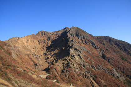 朝日岳、爆裂の跡と思われる荒々しい姿に変わります。