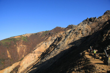 峰の茶屋峠から朝日岳を目指します。剣ヶ峰の頂には登らずに巻くように歩きます。