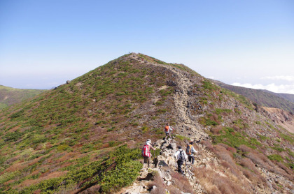 朝日岳から三本槍ヶ岳へ向かう稜線の道。