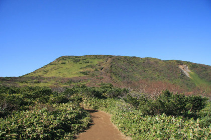 清水平から三本槍ヶ岳へ伸びる登山道。