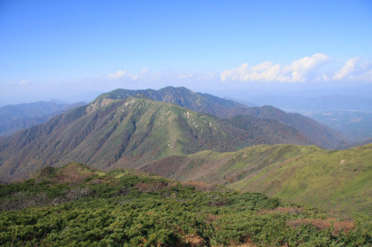 大峠を挟んで見える流石山から三倉山の稜線。