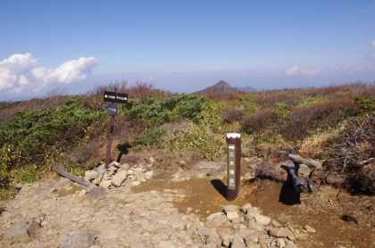 甲子温泉から登ってくる登山道との合流点。