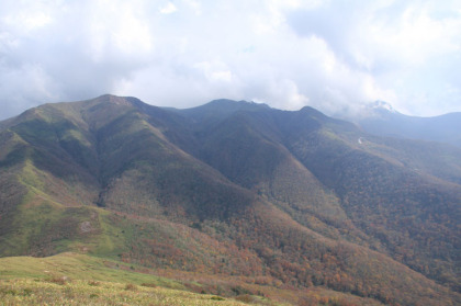 谷を挟んでみる那須岳の稜線。