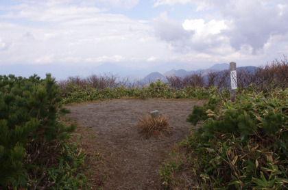 流石山の頂。この稜線はいくつもの小ピークがあるので、これが頂という印象は薄いです。展望も良くありません。