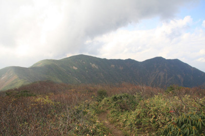 時間に余裕が合ったので、流石山に連なるピークの西端まで歩いてみました。ここを過ぎると一度下ります。