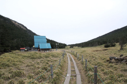 縞枯山荘。薪ストーブを焚いているらしい煙が出ていました。