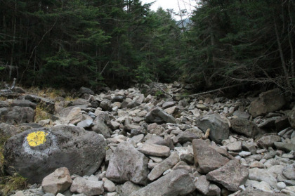 急峻な岩の登り道。