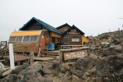 山頂にあるヒュッテ。この一帯には沢山の山小屋があるようです。北海道と東北がホームグラウンドのわたしにはこの数の多さが信じられません。