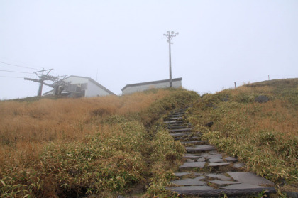 車山の頂へ登る石の階段。