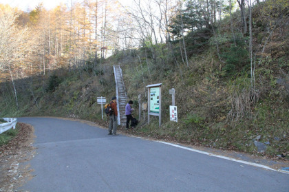 しらびそ峠にある登山口。