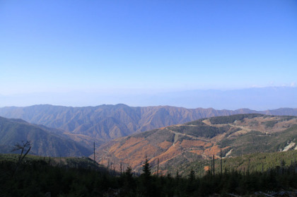 中央アルプスの山波。