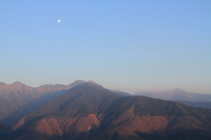 下山の直前は月が昇り、南アルプスの山はすっかり夕陽の色に染まっていました。