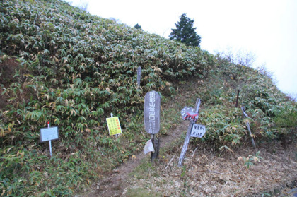 神坂峠の登山口。すぐ側に１０台以上置ける駐車場があります。