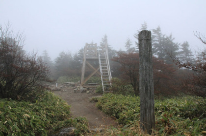 山頂には恵那山神社と展望台が有ります。