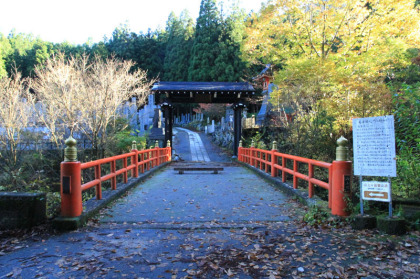 清浄大橋と山門。