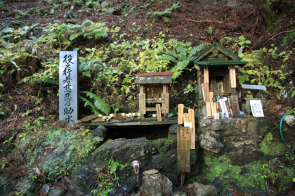 水場のお助け水。溜まりの水を飲むので味は悪いです。