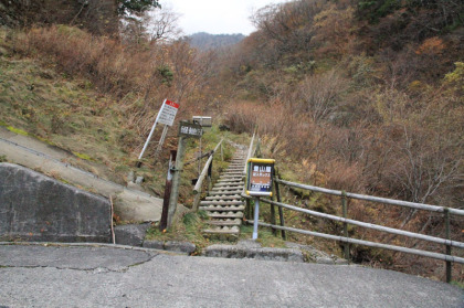 行者還トンネルの登山口。駐車場は１０台程度止められます。