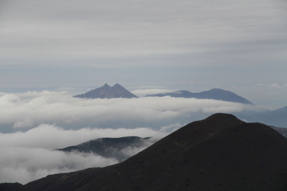 中岳から見た雲海に浮かぶ由布岳の頂。