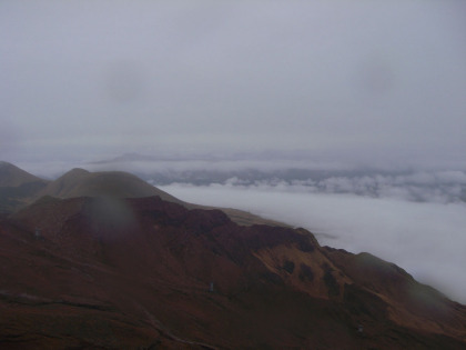 雲海の上に阿蘇岳は浮かんでいますが、雨雲はそのまた上にあります。