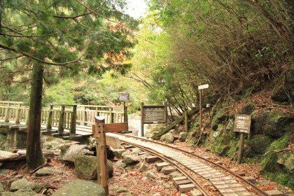 森林鉄道跡の遊歩道の終わり。ここから本格的な登山道となります。