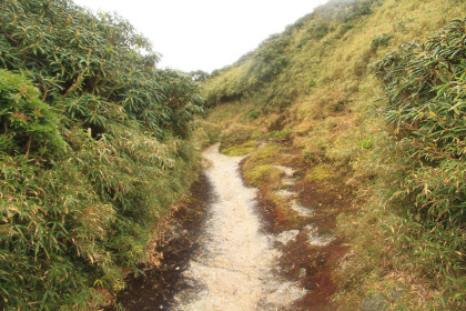 深くえぐられた山頂を縦走する登山道。