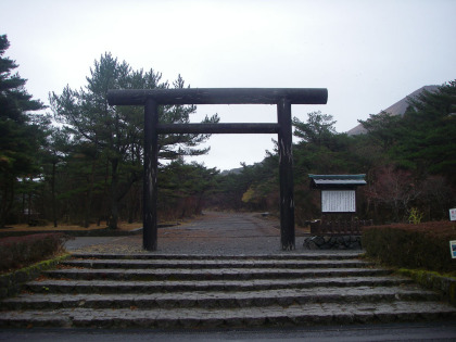 鳥居をくぐると登山道となります。