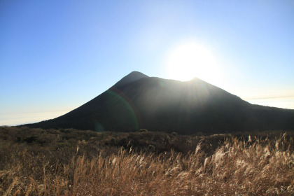 背後を振り返ると高千穂峰に朝日が昇っていました。