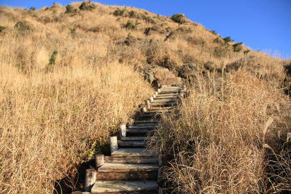 中岳の登山道。