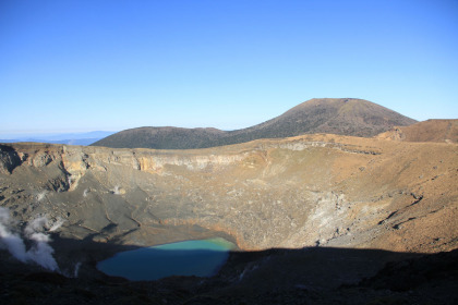 新燃岳の噴火口。水をたたえています。