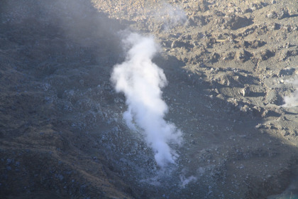 新燃岳の噴気。