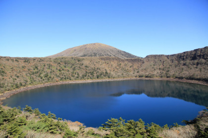 背景に韓国岳、前に大浪池。