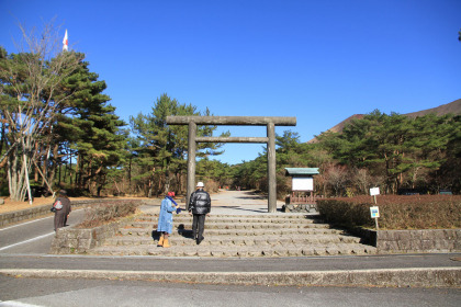 霧島神社の跡に建つ鳥居から入山します。