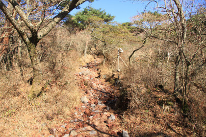 火山のがれきを歩きます。