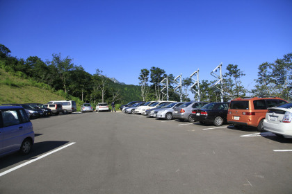 岐折峠の駐車場。登山口もここにあります。